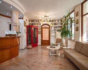 롤라 피콜로 호텔 - 그로세토 - 로비