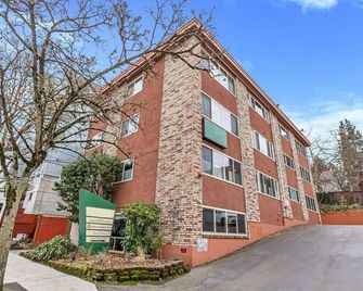 Convenient Location in Seattle's U District - Seattle - Building