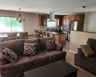 Charming and spacious 3-bedroom vacation home in delightful Bishop - Bishop - Living room