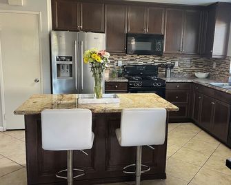 Charming 3-bedroom house with AC, WiFi in fantastic Coachella - Coachella - Kitchen