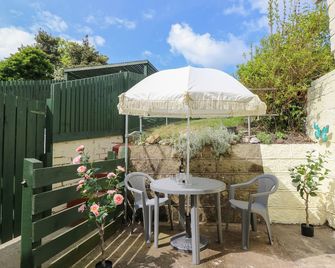 Castle Cottage, Pet Friendly, With A Garden In Carisbrooke - Newport - Patio