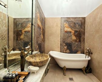 Conacul Coroanei Luxury Boutique - Bucharest