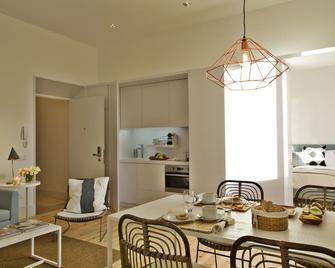 Lisbon Five Stars Apartments Combro 77 - Lisbon - Dining room