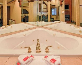 Econo Lodge at the Falls North - ניאגרה פולס - חדר שינה