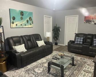 A Newly executive basement Apartment - Williston - Sala de estar