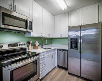 2/1 with private backyard in the heart of Ivanhoe - Orlando - Kitchen
