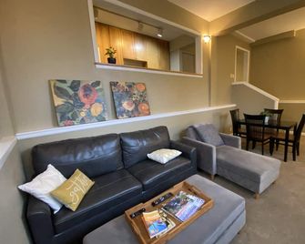 Spacious 2Bdrm walkable to UW, Shopping and More - Seattle - Stue