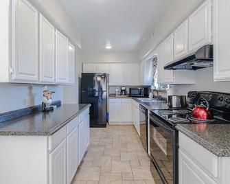 Temple Place #1, family friendly and convenient home located in town! Welcome!! - Vernal - Kitchen