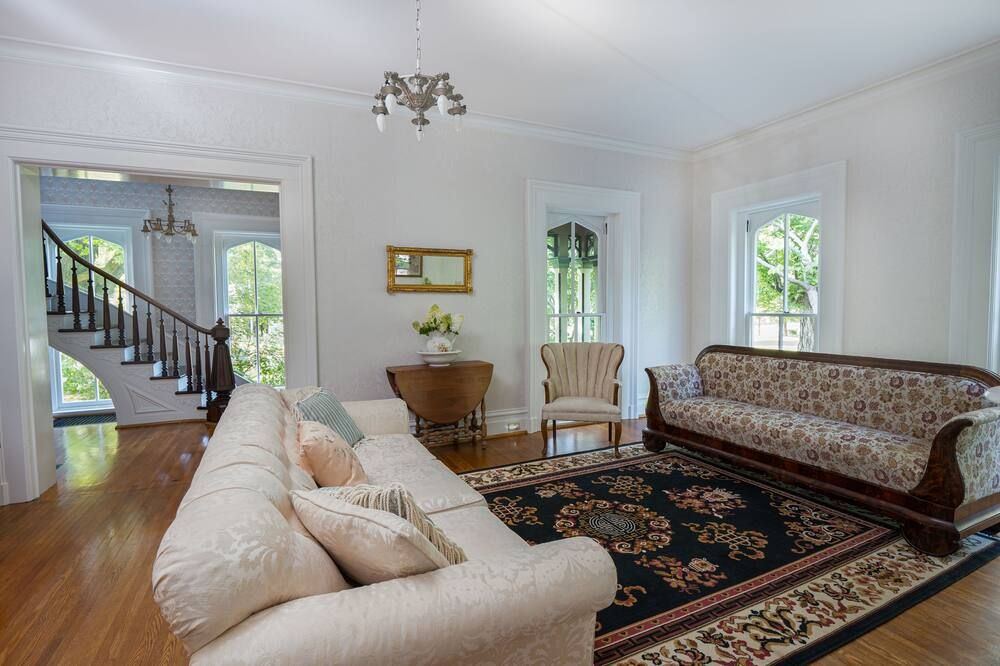 The Daisy Farm- A Victorian Manor on 79 acres w/ vineyards, gardens & hot tub - Fredonia - Sala de estar
