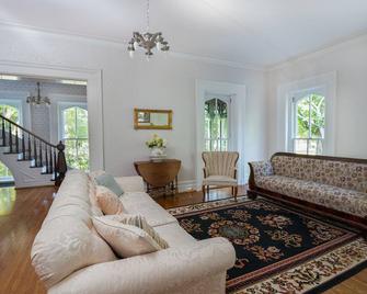 The Daisy Farm- A Victorian Manor on 79 acres w/ vineyards, gardens & hot tub - Fredonia - Sala de estar