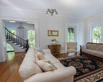 The Daisy Farm- A Victorian Manor on 79 acres w/ vineyards, gardens & hot tub - Fredonia - Sala de estar