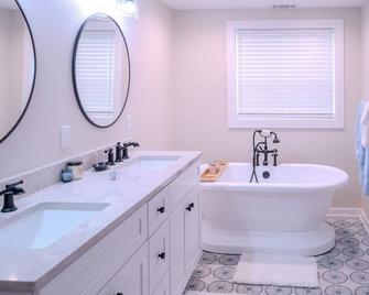 Cozy Cottage close to everything; Newly renovated with state of art appliances. - Savannah