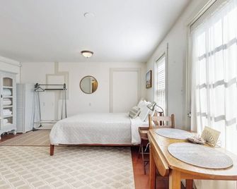 Downtown, ground floor studio near the ocean w/patio, outdoor dining area & more - Wiscasset