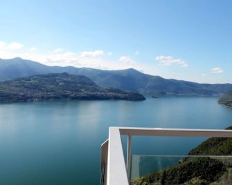 Apartment on Lake Iseo 4/6 people with swimming pool Lake view - Parzanica - Balcón