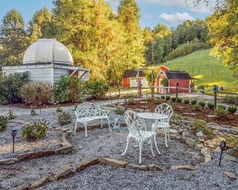 40 Acres w/Waterfalls, Vineyard, Stream, 5 bedroom - Moravian Falls - Patio
