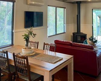 Two-Bedroom Chalet with Spa - Ibis Pemberton - Pemberton - Comedor