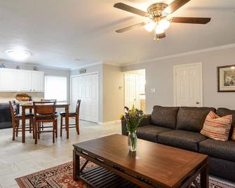 Downtown Charmer W/WiFi, Close to Colleges, Restaurants & Hospital - Conway - Living room