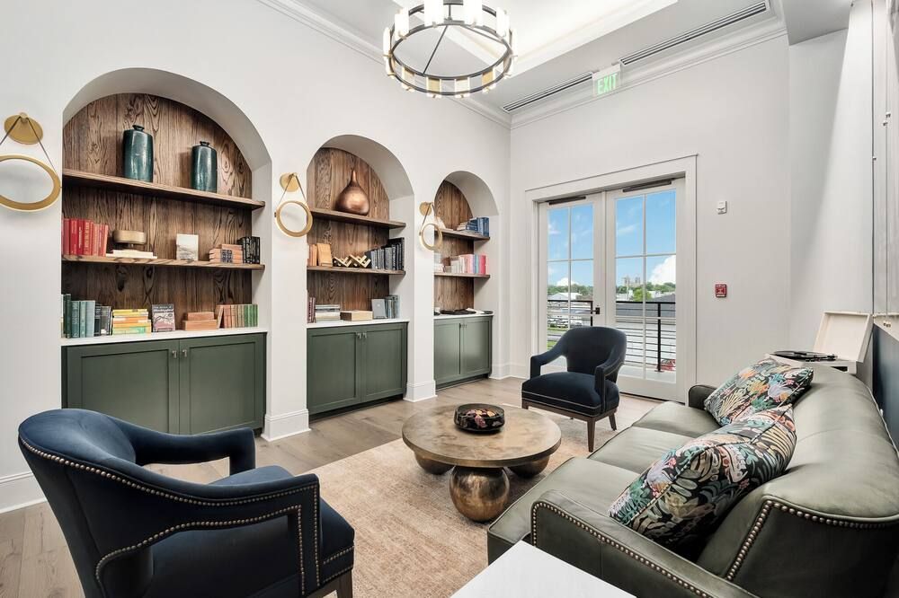 5 Minutes from I65 | In the heart of Cullman | Experience The Frankweiler - Cullman - Lounge