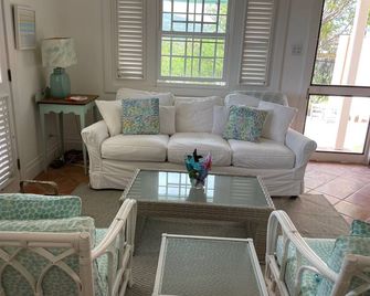 Private Cottage with Stunning Views of Caribbean Sea Walk to Beach & Restaurants - Butlers - Living room