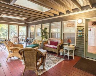 House of Reilly - Cozy Cottage w/ 2 Fireplaces! - Union Pier - Lounge
