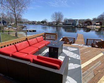 Newly Remodeled Lake House With Hot Tub, Game Room, Large Deck On Paw Paw Lake - Coloma - Balcony