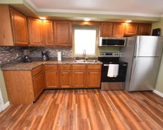 20 min Walk to ND 3 Bedroom 2 Bath Home 54475 - Mishawaka - Kitchen