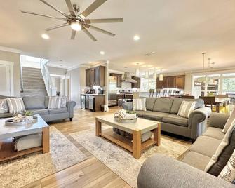 Large Lakefront Home w Private Pool & Hot Tub-Sleeps 40! - Cedar Bluff - Wohnzimmer