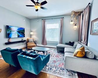 The Nininger 2 Br Historic Apt - Hastings - Living room