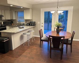 Renovated Townhome Near Pinehurst -Monthly Renters and Pets Welcome! - Aberdeen - Küche