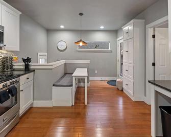 King bed! Hot Tub! Near Park! Family Friendly! - Windsor - Kitchen