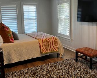 Garage apartment central to all activities. - Wichita Falls - Bedroom