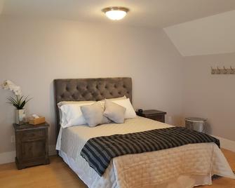 Right in the Quaint Village of Hammondsport - Hammondsport - Bedroom