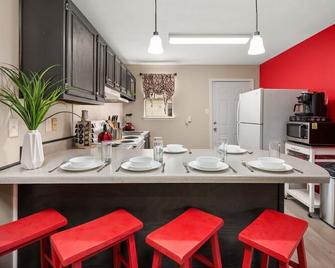 By Hospitals/Colleges | Free Prkng | 3tvs | Petsok - Pineville - Dining room