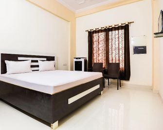 Spot On 44059 Hotel Chitrakoot Darshan - Sītāpur Mūāfi - Bedroom