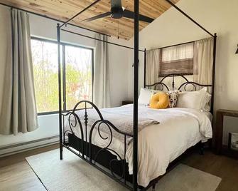 The Nordic Nest- a unique getaway! Close to trails, Menomonie-Stout- 6 miles - Menomonie