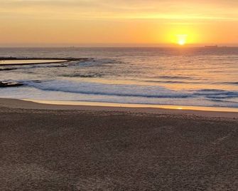 Modern 1 Bedroom Unit, near Beach with City and Harbour views, parking and WiFi - Newcastle - Plage