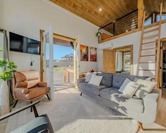 Stargazing Retreat With Hot Tub Deck Hammocks Bbq - Glendale - Sala de estar