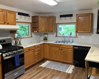 Walk to Allegheny College! Also 2.4 miles from the Harper Event Center. - Meadville - Cozinha