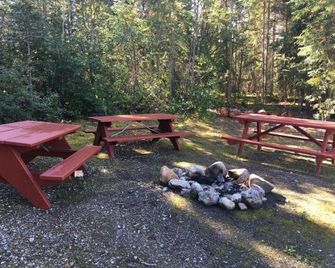 Double G Service - Muncho Lake - Patio