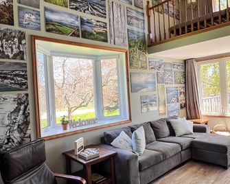 Blue Mountain Gallery Getaway - Collingwood - Living room