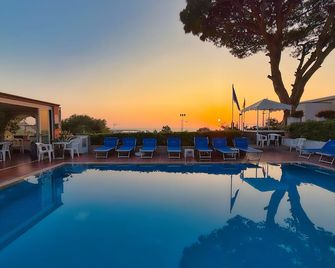 Hotel Villa Mena - Ischia - Piscina