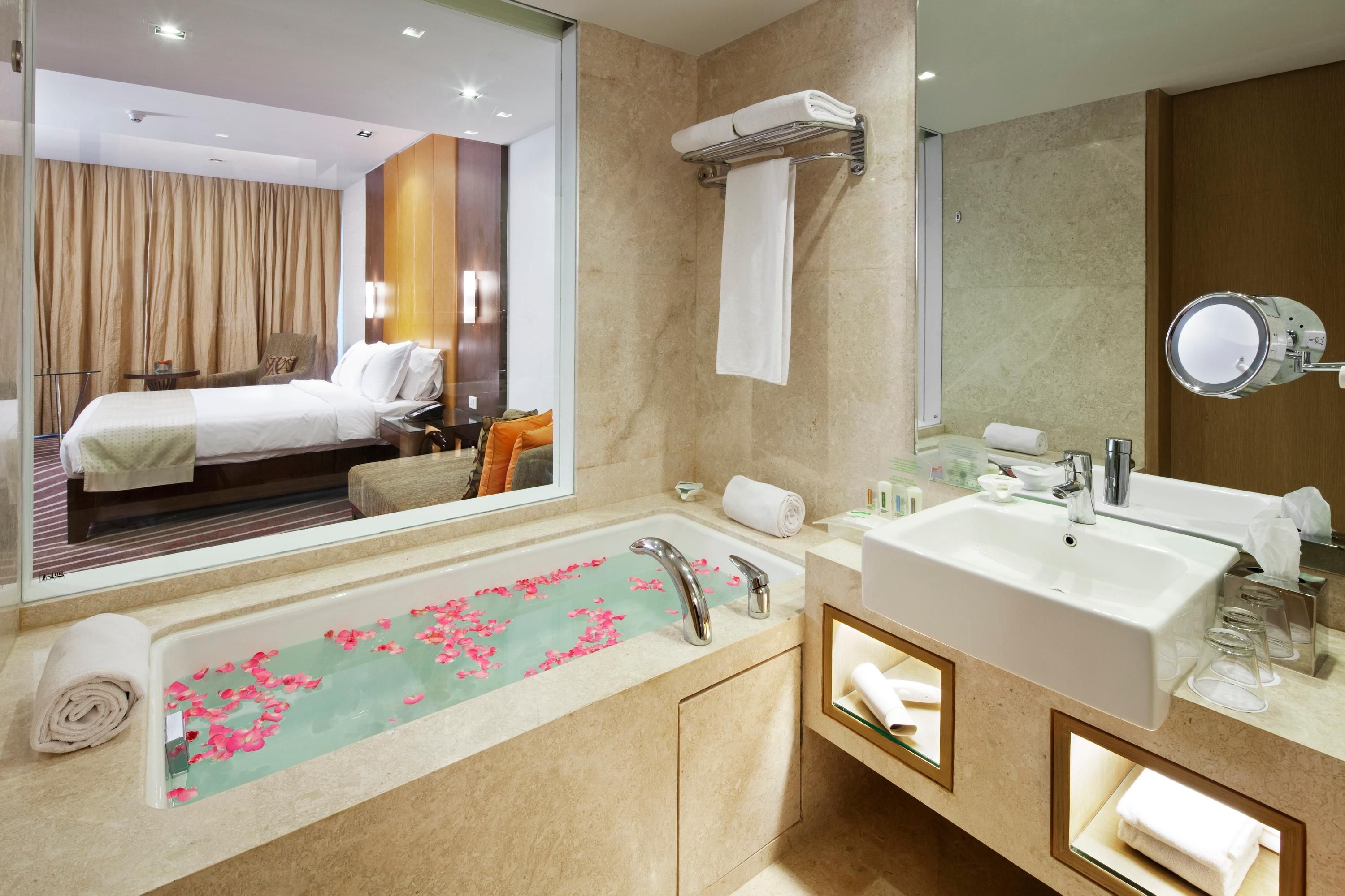 Holiday Inn Mumbai International Airport By IHG thumbnail 3