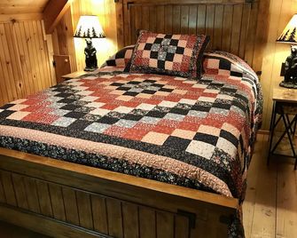 Private Waterfalls on 3 Acres. A Creekside Smoky Mtn Retreat - Read Our Reviews! - Dandridge - Bedroom