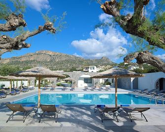Coriva Beach Hotel & Bungalows - Koutsounára - Piscina