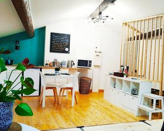 The apartment & blue: Studio of 30 m² - Éveux - Salon