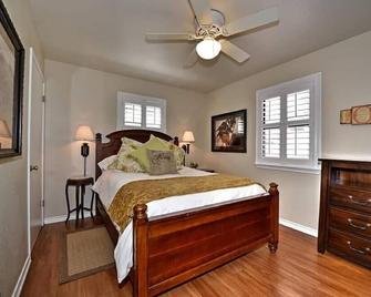 Comal Cottages River 415. Walk To Wurstfest! Available For Wurstfest. - New Braunfels - Bedroom