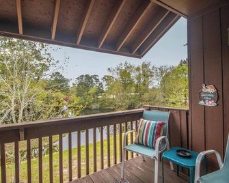 Cozy upstairs Studio Condo at Diamondhead overlooking the Lake & Country Club - Diamondhead - Balcony