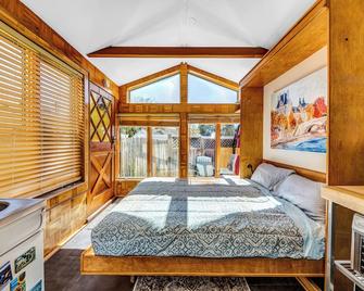 Quaint Carmel - Bungalow Close to Beach - Carmel-by-the-Sea - Bedroom
