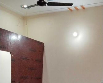 Hotel O Sky View Dhanaura - Amroha - Bedroom