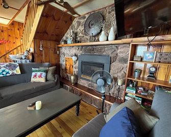 Spacious Waterfront Year Round Cottage - Havelock - Living room